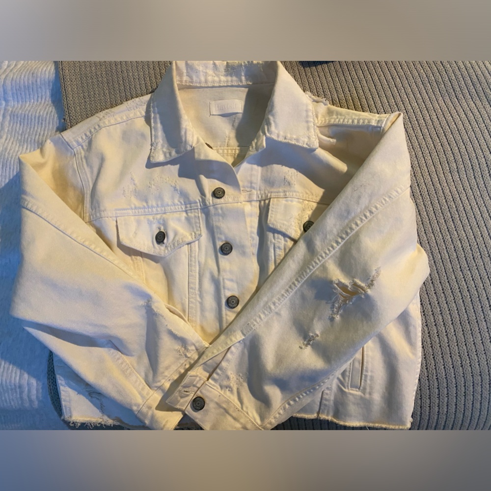 Boyish cropped white denim jacket